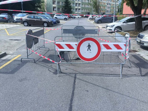 Kráter na sídlišti v Přerově. Kvůli kanalizaci se propadla silnice