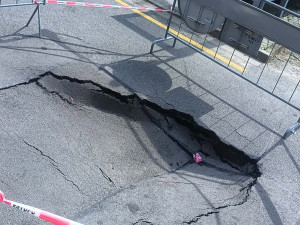 Kráter na sídlišti v Přerově. Kvůli kanalizaci se propadla silnice