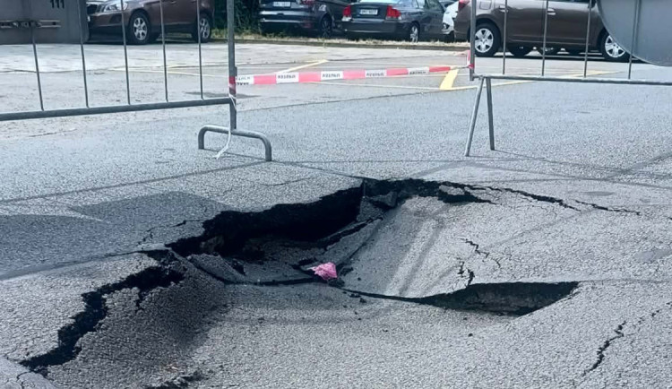 Kráter na sídlišti v Přerově. Kvůli kanalizaci se propadla silnice