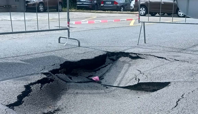 Kráter na sídlišti v Přerově. Kvůli kanalizaci se propadla silnice