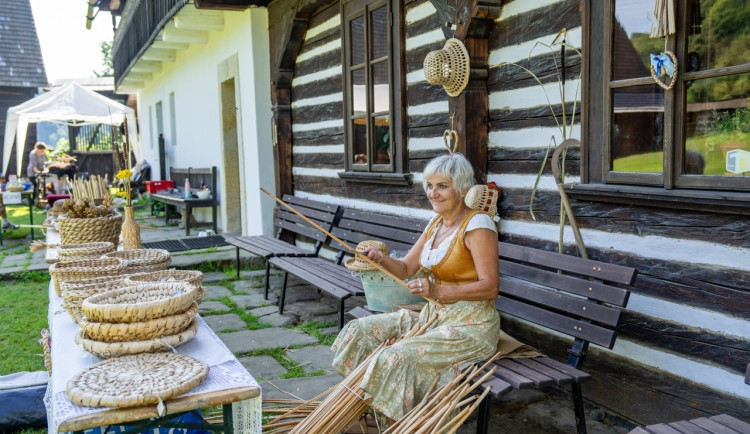 Dny lidové architektury zvou na víkend plný tradičních řemesel, vůně chleba a atmosféry starých časů