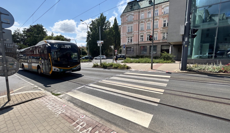 Přechod se zabudovanými výstražnými světly přímo v chodníku je zkušební, Liberec by jich chtěl více