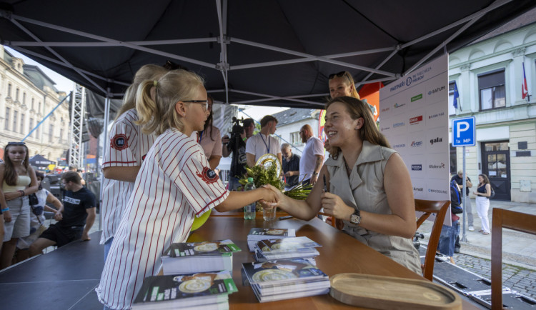 Linda Nosková při autogramiádě v Přerově