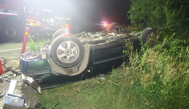 Mladý řidič převrátil po půlnoci na Šumpersku auto na střechu. Měl v sobě pervitin