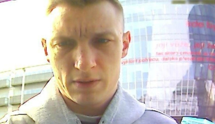 Policie vyšetřuje podvody na sociálních sítích. Pátrá po muži, který by se měl pohybovat po Praze