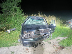 Mladý řidič převrátil po půlnoci na Šumpersku auto na střechu. Měl v sobě pervitin