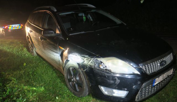 Nabourala auto i plot. Opilá řidička nezvládla jízdu v Zábřehu