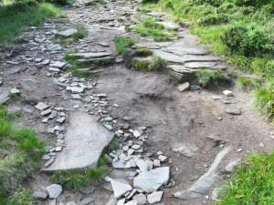 VIDEO: Ochrana hor nebo dálnice pro turisty? Dláždění stezky v Jeseníkách budí vášně
