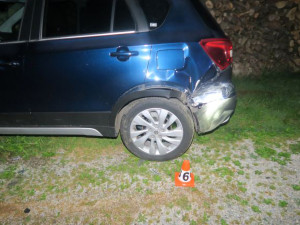 Nabourala auto i plot. Opilá řidička nezvládla jízdu v Zábřehu