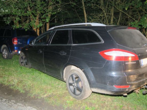 Nabourala auto i plot. Opilá řidička nezvládla jízdu v Zábřehu