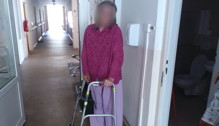 Seniorka s chodítkem se vydala po čtyřproudovce. Strážníci ji bezpečně dopravili domů
