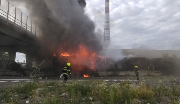 Dramatický podvečer v České Lípě: Hasiči bleskově zkrotili požár opuštěné budovy