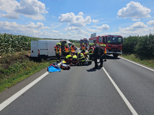 Těžká nehoda auta, dodávky a traktoru zablokovala tah mezi Olomoucí a Přerovem
