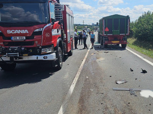 Těžká nehoda auta, dodávky a traktoru zablokovala tah mezi Olomoucí a Přerovem