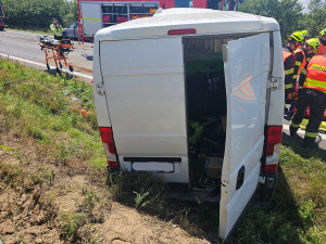 Těžká nehoda auta, dodávky a traktoru zablokovala tah mezi Olomoucí a Přerovem