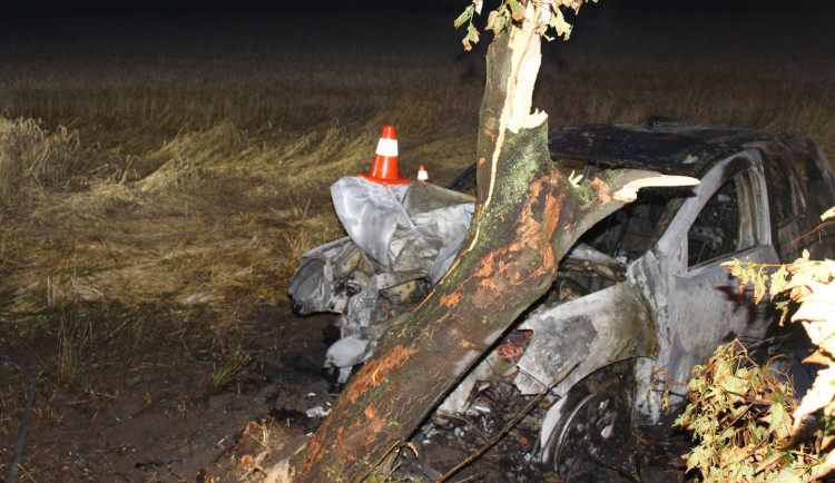 Jednadvacetiletá řidička u Tovačova nad ránem usnula. Narazila do stromu, auto shořelo