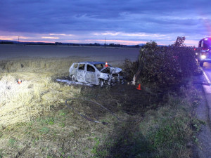 Jedenadvacetiletá řidička nad ránem usnula na Prostějovsku. Narazila do stromu, auto shořelo
