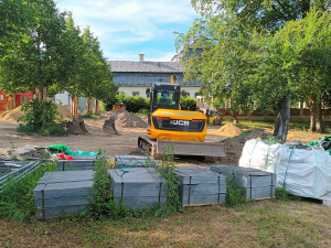 Obnova parku v Náměští na Hané se zřejmě protáhne. Areál se vrací do podoby 30. let minulého století