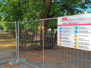 Obnova parku v Náměští na Hané se zřejmě protáhne. Areál se vrací do podoby 30. let minulého století