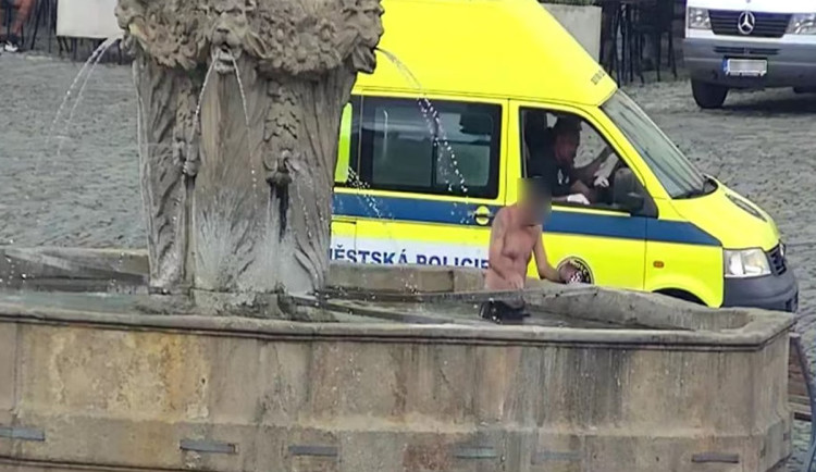 Muž se vydal lovit mince do Neptunovy kašny v Olomouci