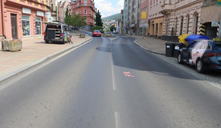 Policie hledá svědky incidentu mezi řidiči dvou aut v Karlových Varech