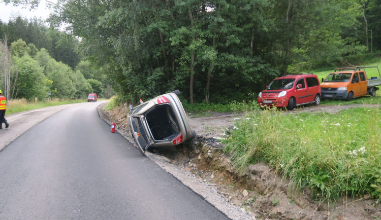 Osmatřicetiletý řidič se dvěma promile nezvládl na Šumpersku svůj vůz a převrátil ho do příkopu