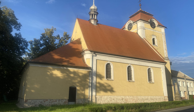 Jeden z nejstarších kostelů na Prostějovsku čeká oprava fasády. Farníci z Mostkovic pořádají sbírku