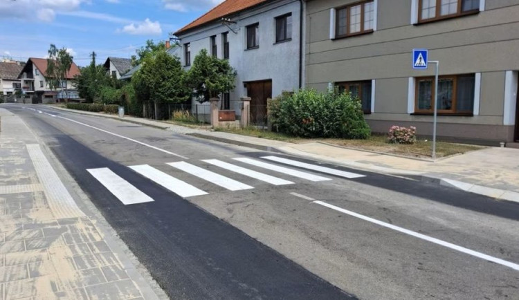 V Droždíně přes silnici bezpečně. Město postavilo nový přechod k autobusové zastávce