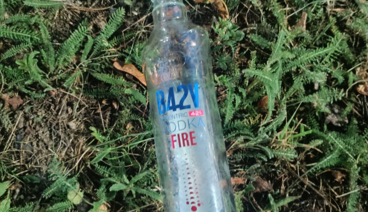 Strážníci našli odcizenou lahev vodky vedle spícího pachatele