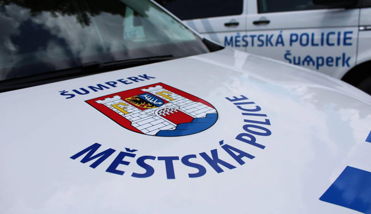 VIDEO: Smršť vulgarit a agrese proti seniorovi. Zuřícího mladíka zpacifikovali strážníci