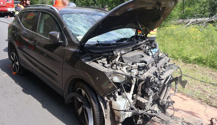 Postarší řidič dostal mikrospánek. Při čelním střetu se na Jesenicku se zranilo pět lidí