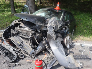 Postarší řidič dostal mikrospánek. Při čelním střetu se na Jesenicku se zranilo pět lidí