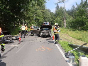 Postarší řidič dostal mikrospánek. Při čelním střetu se na Jesenicku se zranilo pět lidí