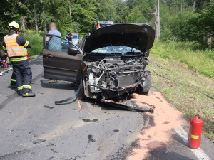 Postarší řidič dostal mikrospánek. Při čelním střetu se na Jesenicku se zranilo pět lidí