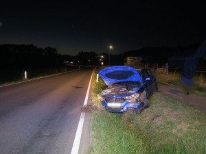 Mladá řidička nezvládla kvůli vysoké rychlosti BMW. Na Šumpersku vyletěla ze silnice a smetla značku