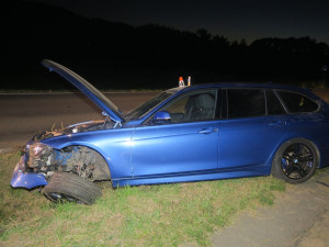 Mladá řidička nezvládla kvůli vysoké rychlosti BMW. Na Šumpersku vyletěla ze silnice a smetla značku