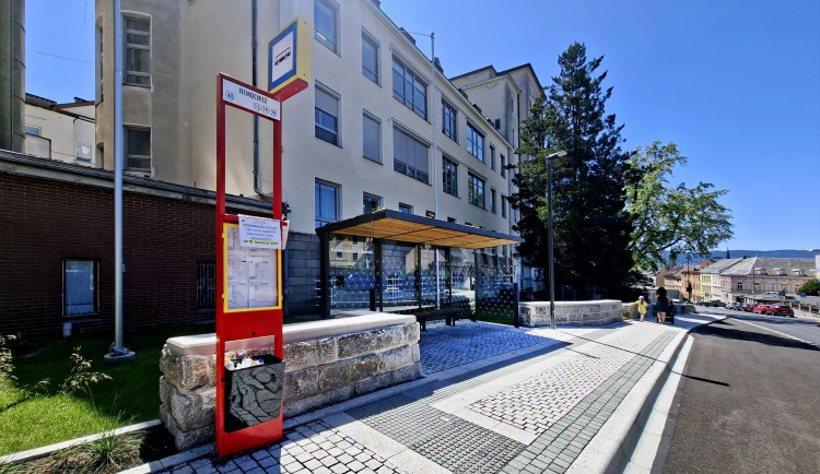 Autobusová zastávka u liberecké nemocnice konečně slouží cestujícím