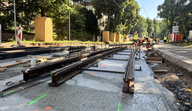 Stamilionová investice do tramvajových kolejí: V Masarykově ulici se staví a posouvají se zastávky