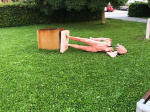 Vandal svrhl sochu na náměstí v Lošticích. Pachateli hrozí rok vězení