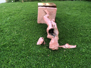 Vandal svrhl sochu na náměstí v Lošticích. Pachateli hrozí rok vězení