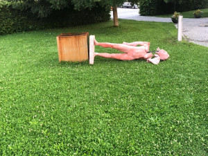 Vandal svrhl sochu na náměstí v Lošticích. Pachateli hrozí rok vězení