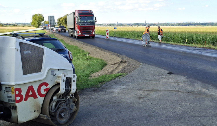 Silnice mezi Olomoucí a Šternberkem se na dva dny zavře. Na objížďky musí i kamiony