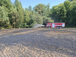 Hrozba požárů narůstá. Hasiči krotí plameny v extrémní zátěži