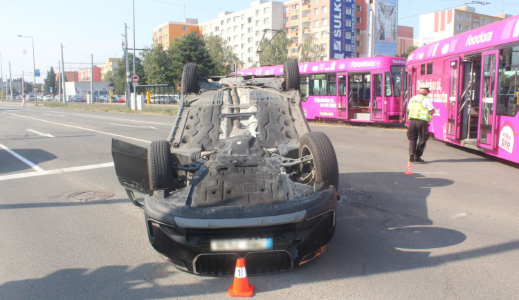 BMW na střeše, řidič jel na Velkomoravské na červenou. Nehoda komplikovala dopravu