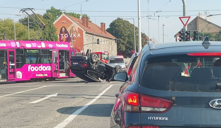 Auto na střeše. Nehoda na Velkomoravské komplikuje dopravu v Olomouci