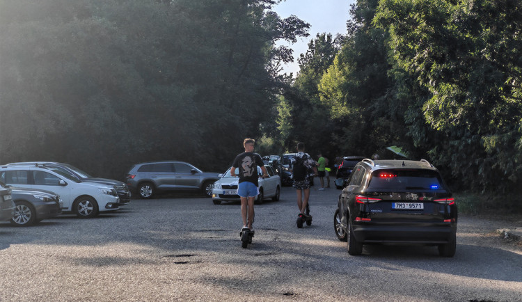 VIDEO: Parkovací chaos u jezera Poděbrady. Kolaps řešily policejní hlídky