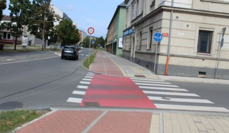 Upadl, omluvil se a odjel. Cyklista na přejezdu v Přerově narazil do auta
