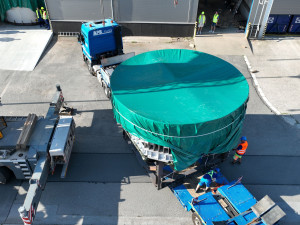 Olomoucká firma zahájila přeprav obřích nádrží pro novou máčírnu ječmene v Plzni