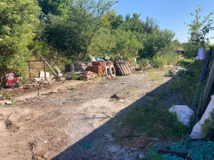 Po osmi letech nelegální garáže v Prostějově stále stojí. Zmizela jen část zdi