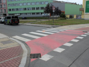 Policie hledá cyklistu, který na přejezdu v Přerově narazil do auta a upadl. Pak se omluvil a odjel